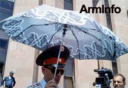 Հայաստանի ոստիկանությունը պնդում է, որ նախորդ օրվա զանգվածային գործողությունների ժամանակ գործել է բացառապես օրենքի շրջանակում   