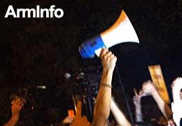 Студенты ЕрГУ проводят митинг напротив парламента, требуя изъятия из обращения законопроекта об отмене отсрочки от обязательной воинской службы