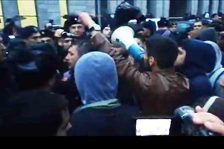 Сообщение о смерти Артура Саркисяна вывело людей на акцию протеста против действий правоохранительных органов