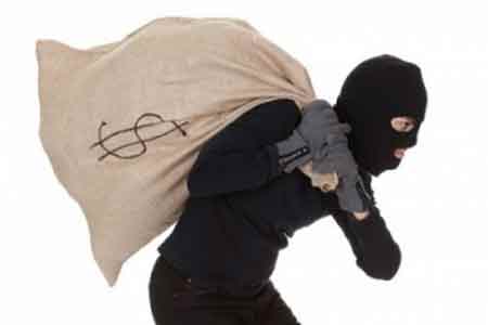 Armenian police officers succeeded in neutralizing Iranian who burst into the bank with a knife and electroshock weapon