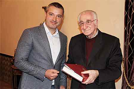 При содействии Beeline издана книга об истории Армянского академического театра оперы и балета им. А. Спендиаряна