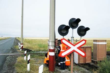 Автомобиль слетел с обрыва на железнодорожное полотно