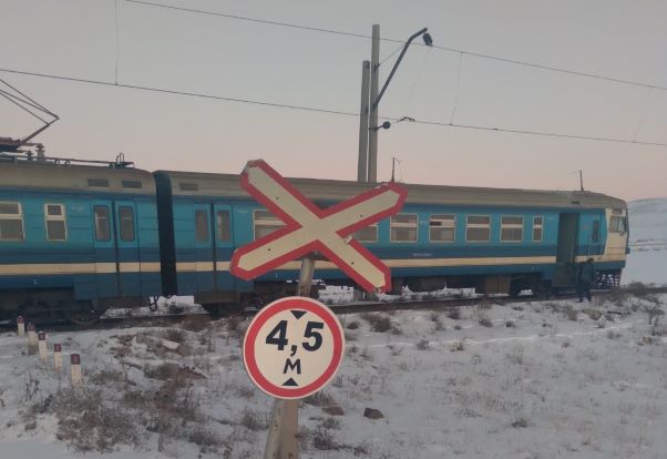 В результате нарушения ПДД внедорожник столкнулся с электричкой