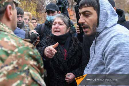 Перед зданием правительства РА проходит акция родных погибших солдат, требующих привлечь Пашиняна к ответственности