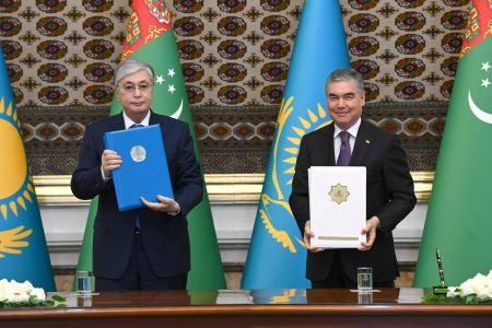 Касым-Жомарт Токаев и Гурбангулы Бердымухамедов провели брифинг для представителей СМИ
