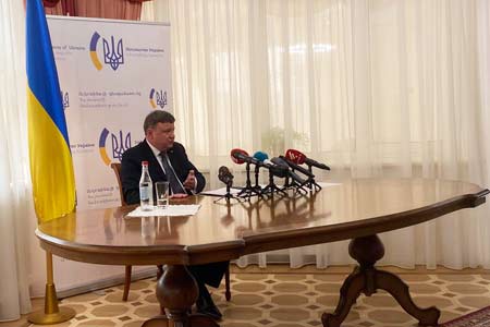 Денис Автономов не считает возможным сценарий превращения Украины в полигон боевых действий между Россией и Западом