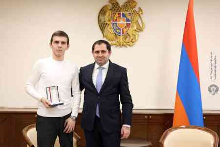 Тяжело раненый у Сотка солдат получил медаль <За отвагу> 