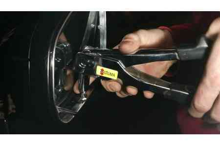 У оппозиционного депутата Армении обокрали автомобиль
