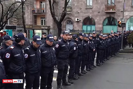 В Ереване проходит акция протеста с призывом к вице-президенту США содействовать освобождению армянских пленных, удерживаемых в Баку