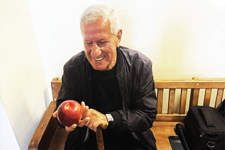 Armenian court upholds acquittal of Artsakh refugee who threw apple  at Armenian premier 