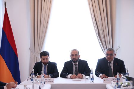 Мирзоян провел совещание с главами дипмиссий Армении в арабских странах