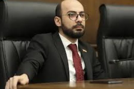 Իշխող կուսակցության պատգամավորների խոսքով՝ Հայաստանի նոր Սահմանադրության նախագիծը քննարկման փուլում է, այդ թվում՝ իշխող «Քաղաքացիական պայմանագիր» խմբակցության շրջանակներում։
