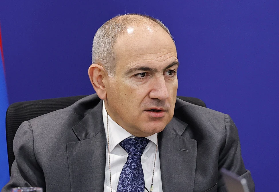 Пашинян настаивает: он добился мира, но этот мир нуждается в защите избирателя. Иначе <трехглавая партия> <сожрет> его