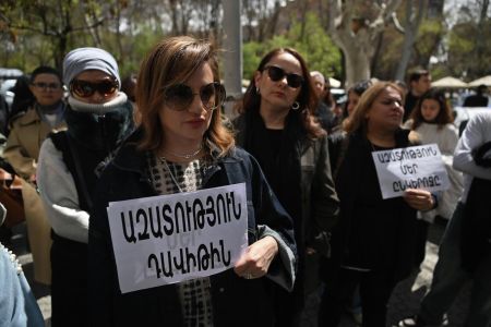 Группа матерей проводят сидячую забастовку у Генпрокуратуры Армении в поддержку школьника, арестованного после инцидента с Пашиняном