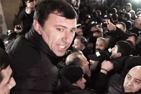 Адвокат: Армянский суд обязал возбудить уголовное дело по факту хулиганства в ходе акции протеста, инициированной Пашиняном у ААЦ