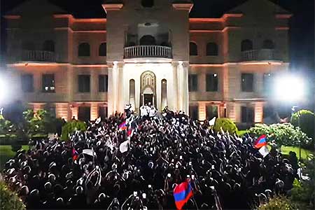 Самвел Карапетян выступил с первым публичным заявлением, призвав армянский народ объединиться и защитить армянскую идентичность