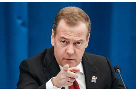 Медведев сравнил реакцию Пашиняна на призыв провести референдум о членстве Армении в ЕАЭС или ЕС с формулой Льва Троцкого