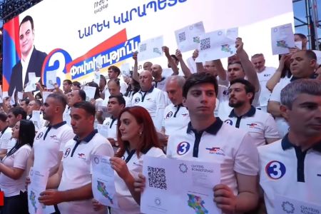 На площади Республики армянской столицы проходит многочисленный митинг <Сильной Армении>