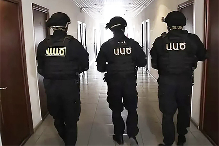Сотрудники правоохранительных органов провели обыск в доме члена Верховного органа партии АРФД Ишхана Сагателяна